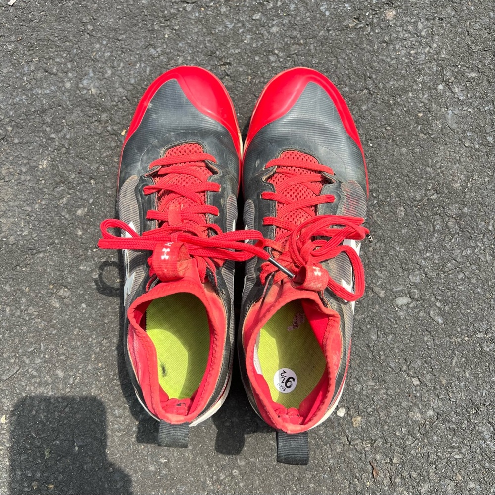 Under Armour Red and Black Baseball Cleats Size 9.5 - Picture 3 of 9
